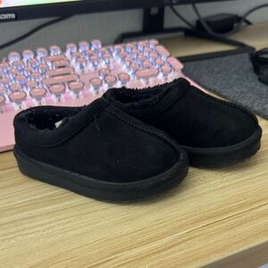Toddler Black Fuzzy Slippers